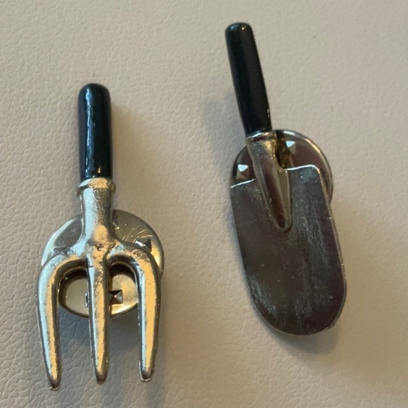 VINTAGE WM SPEAR DESIGN PITCHFORK AND SHOVEL PINS MADE IN ALASKA - Picture 4 of 4